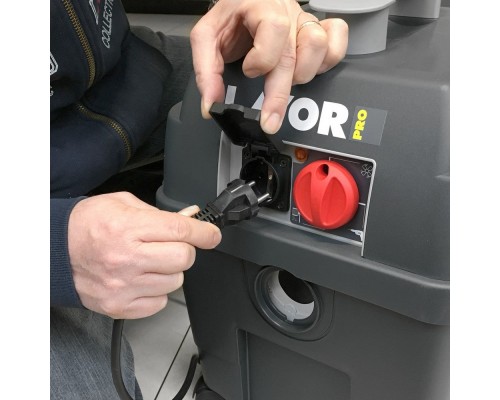 Строительный пылесос с розеткой LAVOR PRO WORKER EM
