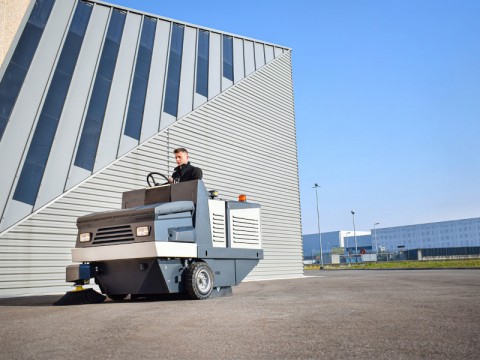 Производительность и комфорт с новой подметальной машиной SWL R1300 DT Bin-Up