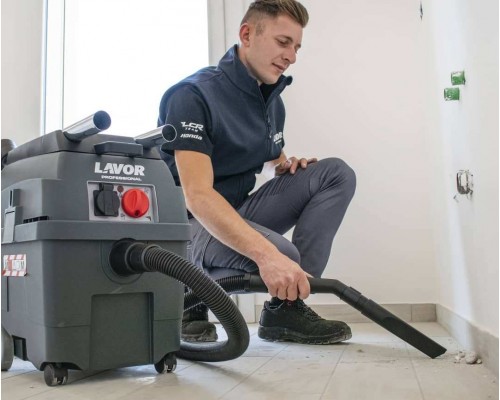 Строительный пылесос с розеткой LAVOR PRO WORKER EM