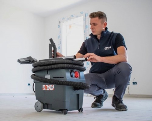 Строительный пылесос с розеткой LAVOR PRO WORKER EM